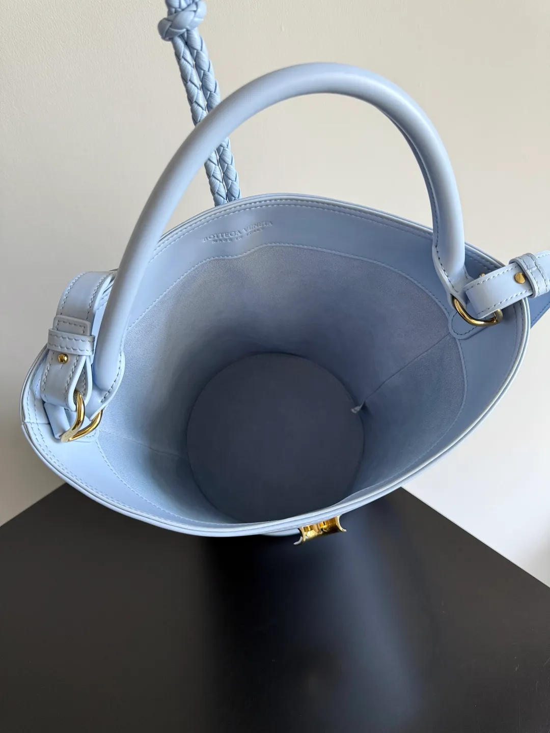 Batch 1880 BOTTEGA VENETA 2025 new women's LIBERTA small bucket bag The wind of "freedom" is still blowing towards summer🫧Unique bag shape and large enough capacity. This kind of small bag has always been very popular in summer. It can easily store essential items such as sunscreen and mini 5-fold umbrella when carrying it when going out. It uses braided knots and horseshoe buckle shapes. The metal ring is used for opening and closing, and the classic weaving is only used as an embellishment here, giving way to the simplicity of all-leather. It is a true combination of innovation and classics. It is also equipped with a detachable long shoulder strap. Friends who don’t like to carry it on the shoulder can only buy this bag and have more choices. Style number: 806038 Size: 30*18*18cm
